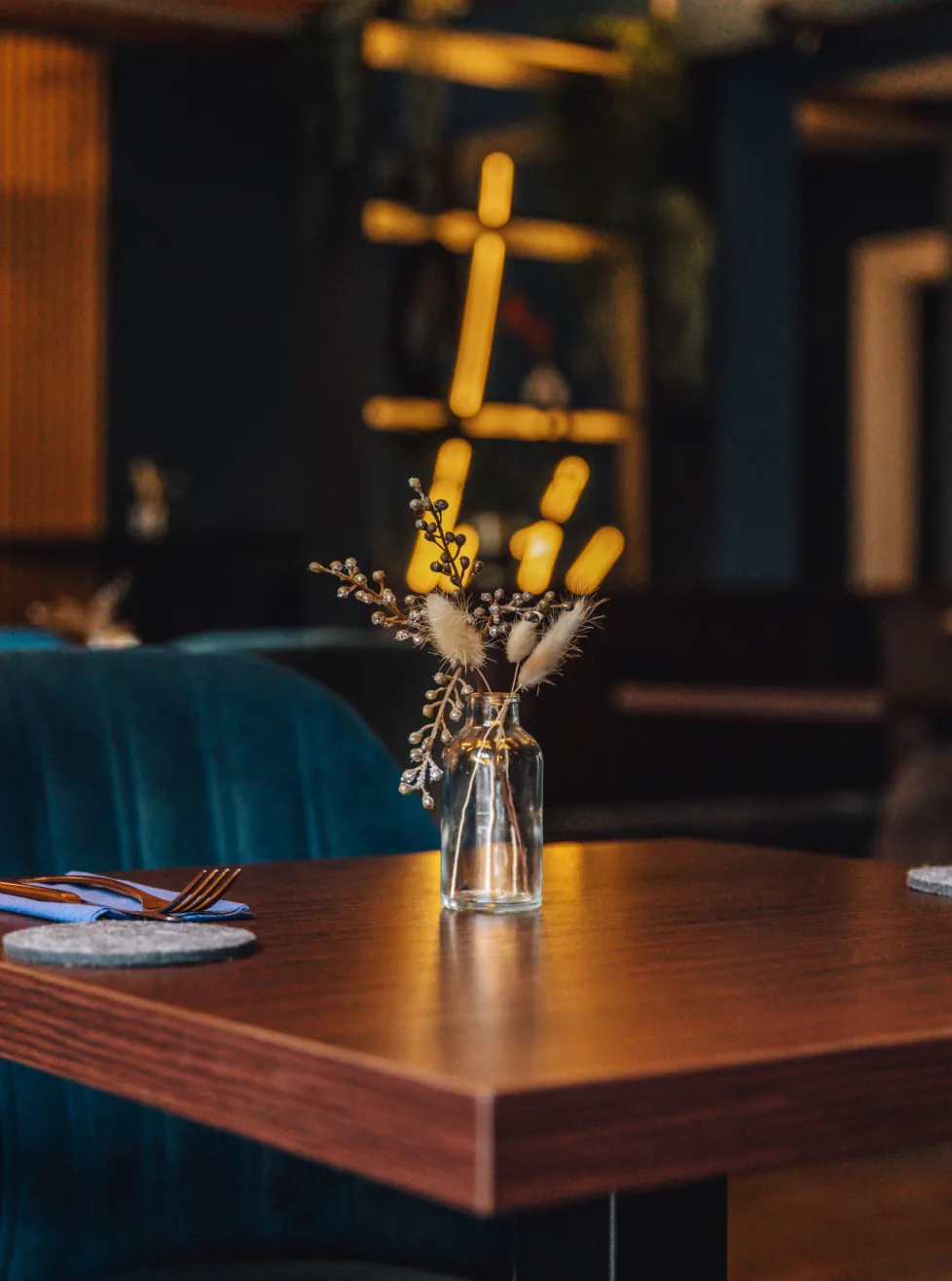 Voi Bar — Tischarrangement mit Kerzen